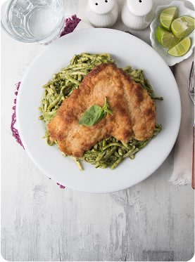 Tallarines verdes con milanesa de pollo